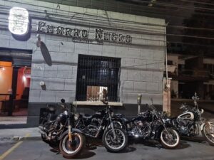 Fachada del Charro con motos